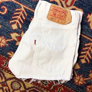 LEVI 501 VINTAGE HIGHWAISTED WHITE DENIM SHORTS